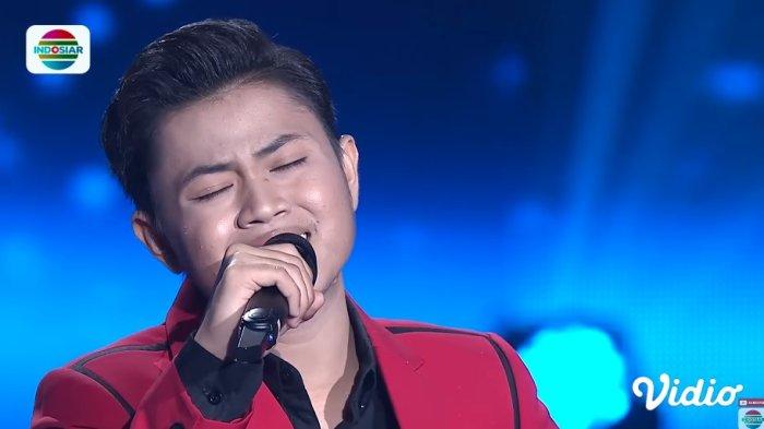 Arfan, peserta D Academy 5 membawakan lagu berjudul