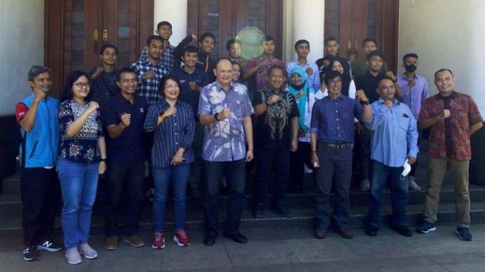 Wali Kota Bandung Yana Mulyana melepas 35 atlet lari trail asal Kota Bandung ditandai dengan prosesi penyerahan bendera Asosiasi Lari Trail Indonesia (ALTI) Kota Bandung, kepada Ketua Umum ALTI Kota Bandung, Bobby Novarro di Balai Kota Bandung, Jumat (13/5/2022).