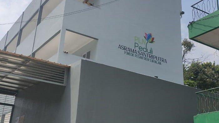 PLN melalui program PLN Peduli, memberikan bantuan pembangunan infrastruktur di Asrama Putra Pondok Pesantren Suralaya, Tasikmalaya, Jawa Barat
