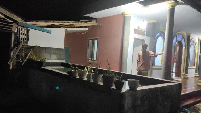 Kondisi bak tempat air wudu di Masjid Al Barokah depan Kantor Kecamatan Purwadadi, Ciamis, di Dusun Tangkeban RT 15 RW 04 Desa/Kecamatan Purwadadi, pasca-gempa Garut, Sabtu (3/12/2022) malam.