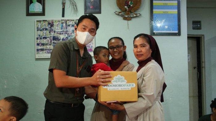 Bapak Tomas Tandi (Kiri), secara simbolis menyerahkan bantuan kepada panti asuhan Cahaya Kasih