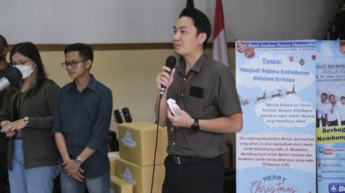 Bapak Tomas Tandi menyampaikan harapannya di momen natal 2022 di panti asuhan Putera Maranatha