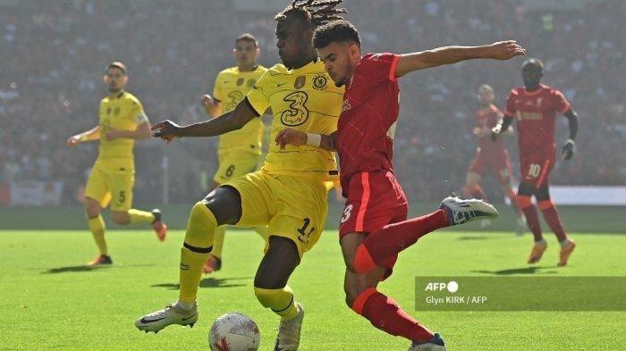 Bek Chelsea dari Inggris, Trevoh Chalobah (kiri) berebut bola dengan gelandang Liverpool asal Kolombia, Luis Diaz selama pertandingan sepak bola final Piala FA Inggris antara Chelsea dan Liverpool, di stadion Wembley, di London, pada 14 Mei 2022.(GLYN KIRK / AFP)