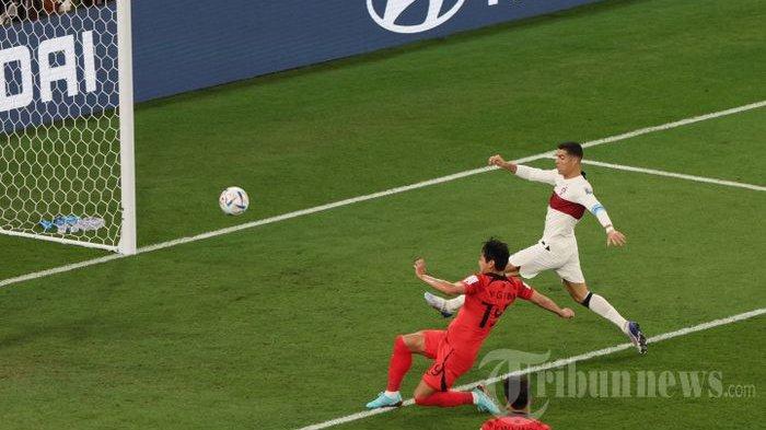 Bek Korea Selatan Kim Young-gwon terlibat duel dengan Cristiano Ronaldo dalam pertandingan Grup H Piala Dunia Qatar 2022 di Stadion Education City di Al-Rayyan, Jumat (2/12/2022) malam.