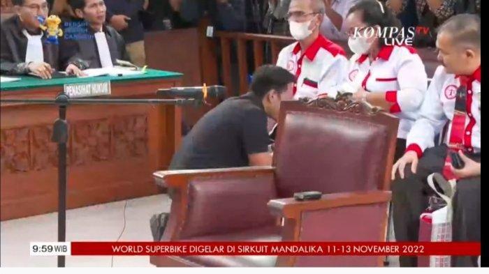 Bharada E mencium tangan ayah dan ibu Brigadir J sebelum sidang, Selasa (25/10/2022). (Tangkap layar YouTube KompasTV)