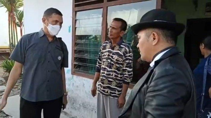 Samuel, ayah Brigadir Yosua, bersama kuasa hukum keluarga Kamaruddin Simanjutak dan Penyidik Utama Dirtipudum Bareskrim Polri Brigjen Agus Suharnoko di rumah duka Brigadir J, Sabtu (23/7/2022).
