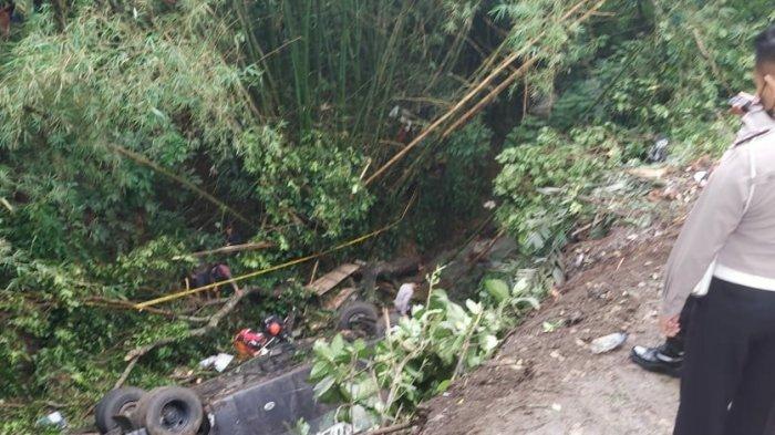Bus pariwisata CTU B 7701 TGA yang terjun ke jurang di jalan raya Rajapolah, Kabupaten Tasikmalaya, Sabtu (25/6/2022) dini hari, masih teronggok di dasar jurang. Ini daftar nama tiga korban meninggal dunia.