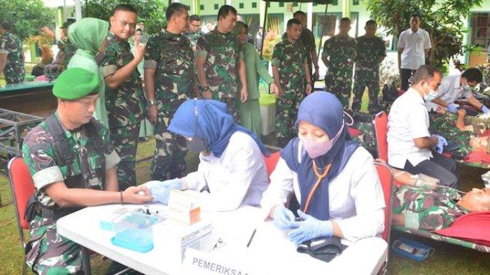 Kegiatan donor darah Hari Juang TNI AD ke-77 di Makodim 0613/Ciamis Rabu (14/12). Kegiatan tersebut ditinjau Pangdam III/Siliwangi Mayjen TNI Kunto Arief Wibowo