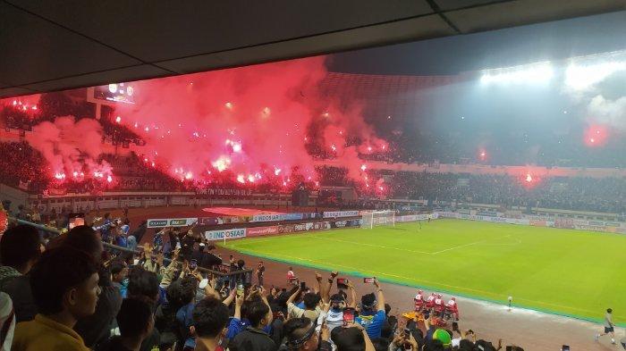 Flare atau suar dinyalakan oknum kelompok suporter saat pertandingan Persib Bandung kontra Bali United FC di Stadion Gelora Bandung Lautan Api (GBLA), Minggu (12/6/2022) malam.