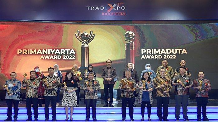 Foto bersama para pemenang penghargaan Primaniyarta dan didampingi oleh Presiden Jokowi serta Menteri Perdangan Zulkifli Hasan