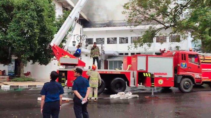 Foto-foto kebakaran Balai Kota Bandung, tepatnya di atas Gedung Bappelitbang Senin (7/11/2022).