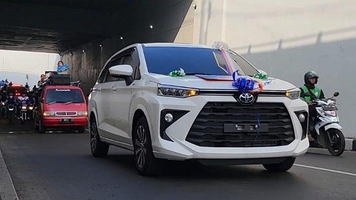 Grand prize mobil Toyota Avanza hadiah PRS yang ikut meramaikan pawai.* (istimewa)