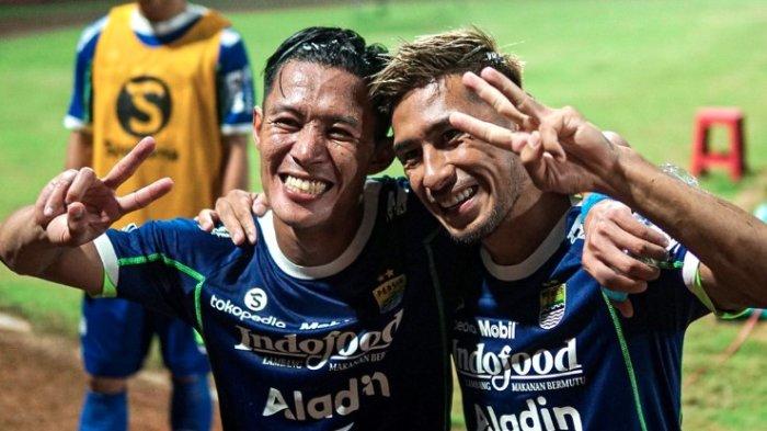 Henhen Herdiana (kiri) dan Daisuke Sato (kanan) berpose setelah memenangkan pertandingan Persib Bandung vs Madura United di Stadion Gelora Madura Ratu Pamelingan, Jumat (20/1/2023).