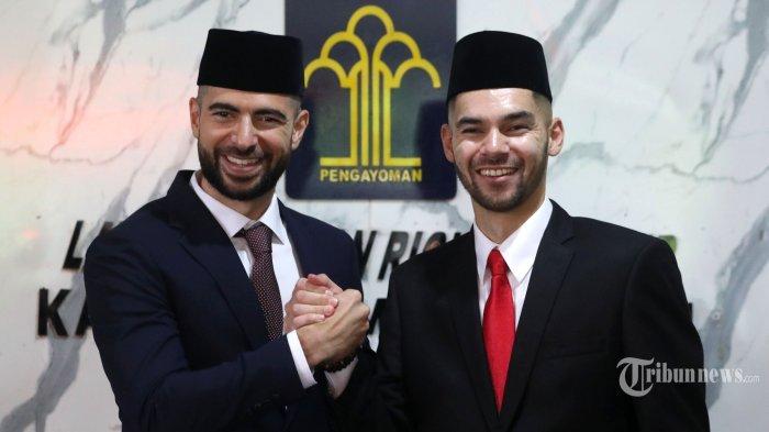 Pesepakbola Jordi Amat (kiri) dan Sandy Walsh (kanan) usai pengambilan sumpah menjadi Warga Negara Indonesia (WNI) di Kantor Wilayah Kementerian Hukum dan Ham di Jakarta, Kamis (17/11/2022). Jordi Amat dan Sandy Walsh resmi menjadi Warga Negara Indonesia (WNI) usai diambil sumpahnya sesuai surat Keputusan Presiden (Keppres) terkait persetujuan naturalisasi Jordi Amat dan Sandy Walsh. TRIBUNNEWS/IRWAN RISMAWAN