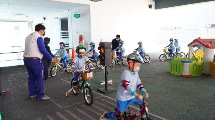 Orang tua dapat mengikutkan anak-anak tercintanya belajar di Kids Traffic Park yang terletak di AHM Safety Riding Park (AHMSRP), Deltamas, Cikarang