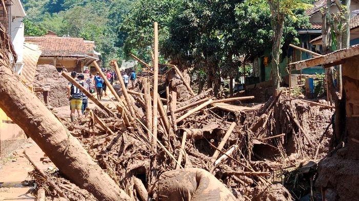 Kondisi Dusun Cisurupan Desa Sawahdadap, Cimanggung, Sumedang, setelah diterjang banjir bandang, Minggu (18/12/2022). Sungai Cisurupan tertutup material pohon, bambu, dan lumpur.