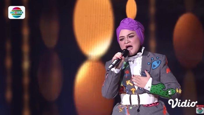 Lala, peserta D Academy 5 membawakan lagu
