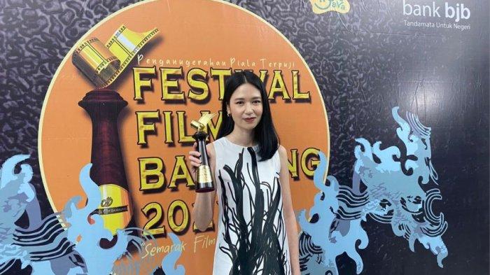 Laura Basuki raih penghargaan dalam Festival Film Bandung ke-35 sebagai pemeran pembantu wanita terpuji film bioskop dalam film Before, Now & Then (Nana).