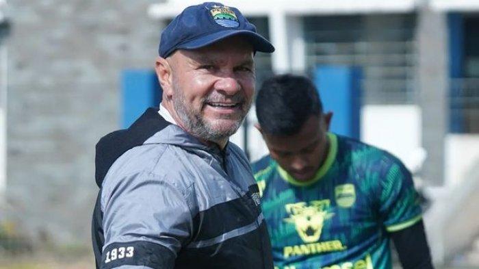 Luizinho Passos ketika melatih tim kiper Persib Bandung menjelang laga melawan Borneo FC.