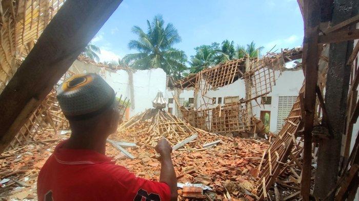 Kondisi Masjid Uswatun Hasanah di Kampung Cimandala Dusun/Desa Pamotan, Kecamatan Kalipucang Kabupaten Pangandaran yang ambruk, Minggu (9/10/2022) malam. Foto diambil Senin (10/10/2022) pagi.