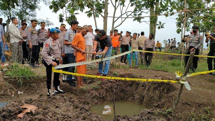 Murtado, pembunuh ayah di Indramayu saat menunjukkan kuburan ayah kandungnya sendiri di Desa Eretan Kulon, Kecamatan Kandanghaur, Kabupaten Indramayu, Rabu (30/11/2022). Istimewa/Polres Indramayu