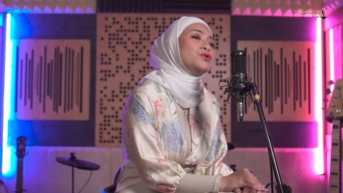 Nathalie Holscher menyanyikan lagu Lepaskanmu, tentang kisah cintanya bersama Sule.