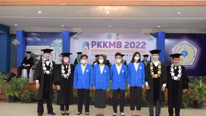 Foto bersama Ketua STIE Ekuitas Prof. Dr. rer. nat. Martha Fani Cahyandito, SE., M.Sc. Wakil Ketua I Bidang Akademik, Kemahasiswaan, dan Alumni Dr. Ir. Dani Dagustani, MM. Wakil Ketua II Bidang Keuangan, dan Pengelolaan Aset Dr. Neneng Hayati, SE,. MM. dan Wakil Ketua III Bidang Pengembangan, Riset, dan Inovasi Dr. Anton Mulyono Aziz, SE., MT., bersama perwakilan mahasiswa.