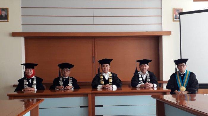 Ketua STIE Ekuitas Prof. Dr. rer. nat. Martha Fani Cahyandito, SE., M.Sc. didampingi Wakil Ketua I Bidang Akademik, Kemahasiswaan, dan Alumni Dr. Ir. Dani Dagustani, MM. Wakil Ketua II Bidang Keuangan, dan Pengelolaan Aset Dr. Neneng Hayati, SE,. MM. dan Wakil Ketua III Bidang Pengembangan, Riset, dan Inovasi Dr. Anton Mulyono Aziz, SE., MT., dan Ketua Panitia PKKMB 2022 Gatot Iwan Kurniawan, SE., MBA., saat konferensi pers.