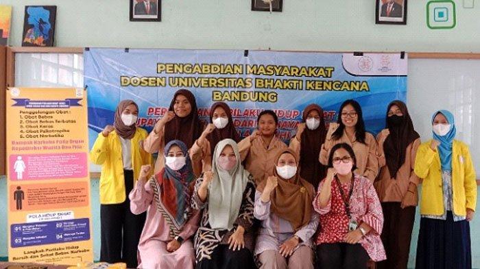 Penyerahan X-Banner secara simbolis kepada OSIS SMAN 4 Cimahi