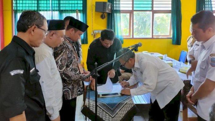 Jajaran KPU Pangandaran menghadiri penandatanganan penetapan Sekretariat PPK di Aula SMPN 1 Pangandaran, Kamis (12/1/2023)