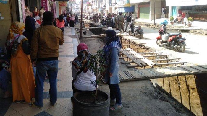 Para PKL Jalan Cihideung, Kota Tasikmalaya, hanya bisa berkerumun di sepanjang jalan yang sedang ditata jadi kawasan pedestrian tersebut, Rabu (27/7/2022).
