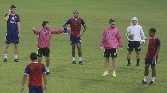 Pelatih Persib Bandung, Luis Milla, saat memberi arahan kepada pemain dalam sesi latihan di Stadion Sidolig, Kota Bandung, Senin (5/12/2022).