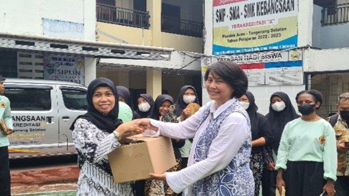 Penyerahan material untuk membatik kreatif di atas kayu dari ketua tim pengabdi, Ibu Ariesa Pandanwangi yang diterima langsung oleh Ibu Dewi selaku kepala Sekolah SMA Kebangsaan-Tanggerang Selatan.