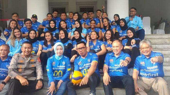 Pemain Bandung BJB Tandamata foto bersama dengan Gubernur Jawa Barat, Ridwan Kamil, dalam acara pelepasan tim yang akan bertarung di Proliga 2023, di Gedung Pakuan, Bandung, Selasa (3/1/2023).