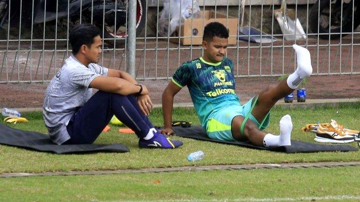 Pemain Persib Bandung David Rumakiek didampingi fisioterapis Benidektus Adi Prianto menjalani terapi pemulihan cedera kaki saat latihan terpisah di Stadion Sidolig, Bandung, Rabu (30/11/2022).