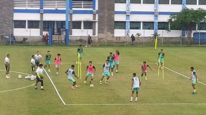 Pemain Persib Bandung menjalani latihan pemulihan di Stadion Sidolig, Kota Bandung, Selasa (13/9/2022).