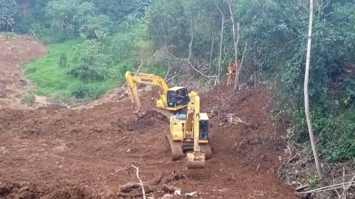 Pencarian korban di area Warung Sate Shinta dihentikan karena hujan turun, Sabtu (3/12/2022).