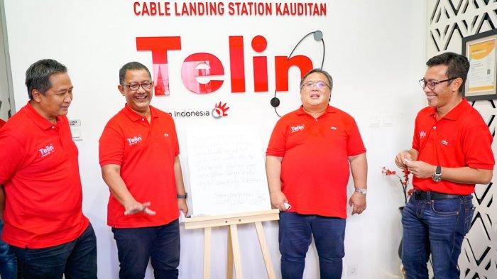 Komisaris Utama Telkom Bambang Permadi Soemantri Brodjonegoro (kedua dari kanan), Direktur Wholesale & International Service Telkom Bogi Witjaksono (kedua dari kiri), Direktur Utama Telin Budi Satria Dharma Purba (paling kanan), dan Komisaris Independen Telkom Wawan Iriawan (paling kiri) berbincang seusai meninjau Cable Landing Station Kauditan Telin di Minahasa Utara, Sulawesi Utara, Rabu (20/7).