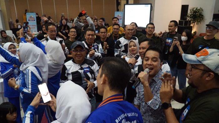 Penyanyi Faturachman bernyanyi bersama Pimpinan BRI, Komandan Pussen Armed Mayjen Yudhy Chandra Jaya, Kadis. Perdagangan, Koperasi UMKM dan Perindustrian Kota Cimahi Dadan Darmawan.* (istimewa)