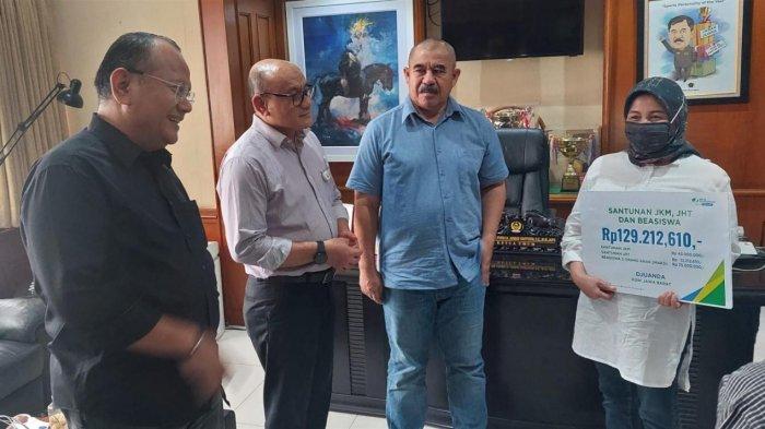 Penyerahan santunan bagi Almarhum Djuanda yang diterima istri almarhum, Siti Darini
