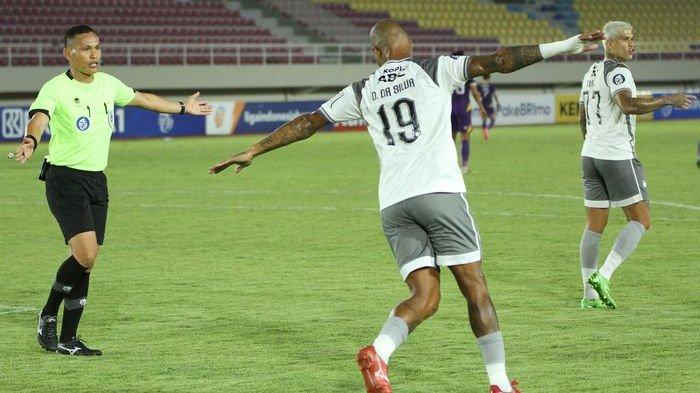 Penyerang Persib Bandung David da Silva merayakan gol ke gawang Persik Kediri pada laga pekan ke-12 Liga 1 2022-2023 di Stadion Manahan, Solo, Rabu (7/12/2022) malam. Persib menang 3-0.