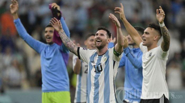 Penyerang timnas Argentina, Lionel Messi (tengah) bersama rekannya, melakukan selebrasi setelah mengalahkan Meksiko di Grup C Piala Dunia 2022 Qatar di Stadion Lusail, di Lusail, utara Doha, Qatar, Sabtu (26/11/2022) waktu setempat.