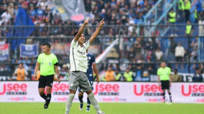 Pesepakbola Persib Bandung Beckham Putra berselebrasi usai menjebol gawang tim Arema FC dalam laga lanjutan BRI Liga 1 di Stadion Kanjuruhan, Kabupaten Malang, Minggu (11/9/2022). Persib Bandung berhasil unggul dikandang Arema FC dengan skor 1-2. SURYA/PURWANTO