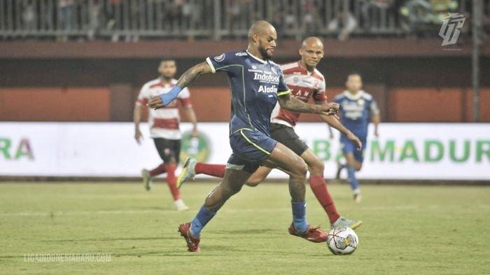 Penyerang Persib Bandung David da Silva menggiring bola saat melawan Madura United di pekan ke-19 Liga 1 2022-2023 di Stadion Gelora Madura Ratu Pamelingan, Jumat (20/1/2023) malam. David mencetak gol tunggal kemenangan 1-0.