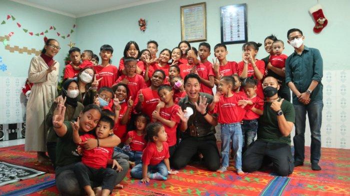 Perwakilan Podomoro Park berfoto bersama dengan seluruh anak-anak di panti asuhan Cahaya Kasih