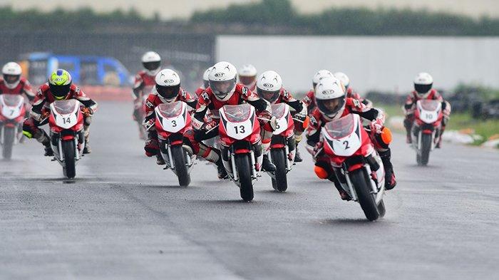 Peserta Astra Honda Racing School (AHRS) tengah mempelajari materi terkait aturan-aturan di dunia balap sebelum melakukan praktik balap di Sirkuit Mijen, Semarang.