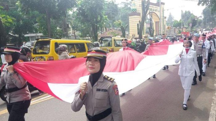 Peserta pawai Kebangsaan Stukpa Lemdiklat Polri mengarak bendera Merah Putih sepanjang 100 meter, Senin (19/9/2022).
