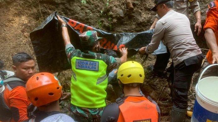 Petugas menemukan jasad Siti Munawaroh (30) korban kecelakaan bus di Rajapolah, Tasikmalaya, Senin (27/6/2022). Kecelakaan maut bus masuk jurang itu terjadi pada Sabtu (25/6/2022) dini hari. (Dok. Polres Tasikmalaya Kota)