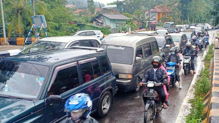 Polisi belum memberlakukan one way di jalur Nagreg, Kabupaten Bandung, tetapi masih pengalihan arus lalu lintas, Sabtu (30/4/2022).