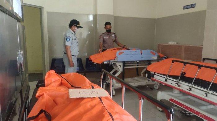 Korban meninggal dunia dalam kecelakaan maut di ruas Tol Cipali KM 139 wilayah hukum Polres Indramayu dibawa ke RSUD Cideres Majalengka, Selasa (15/11/2022).